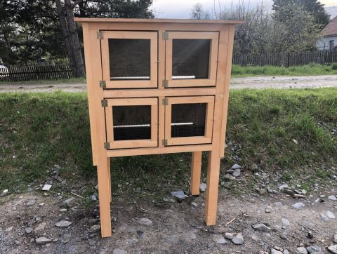 Nová dřevěná králíkárna pro 4 kotce 50 × 50 cm, dvoupatrová